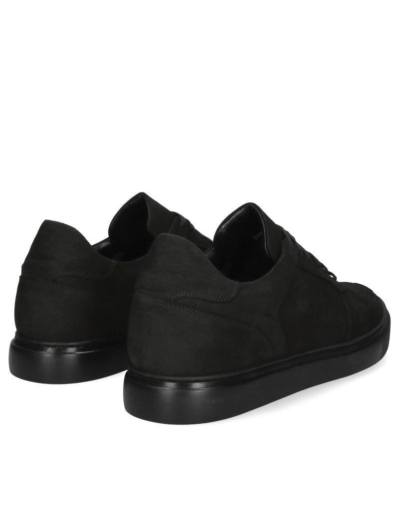 Men's sports shoes with growth enhancing technology