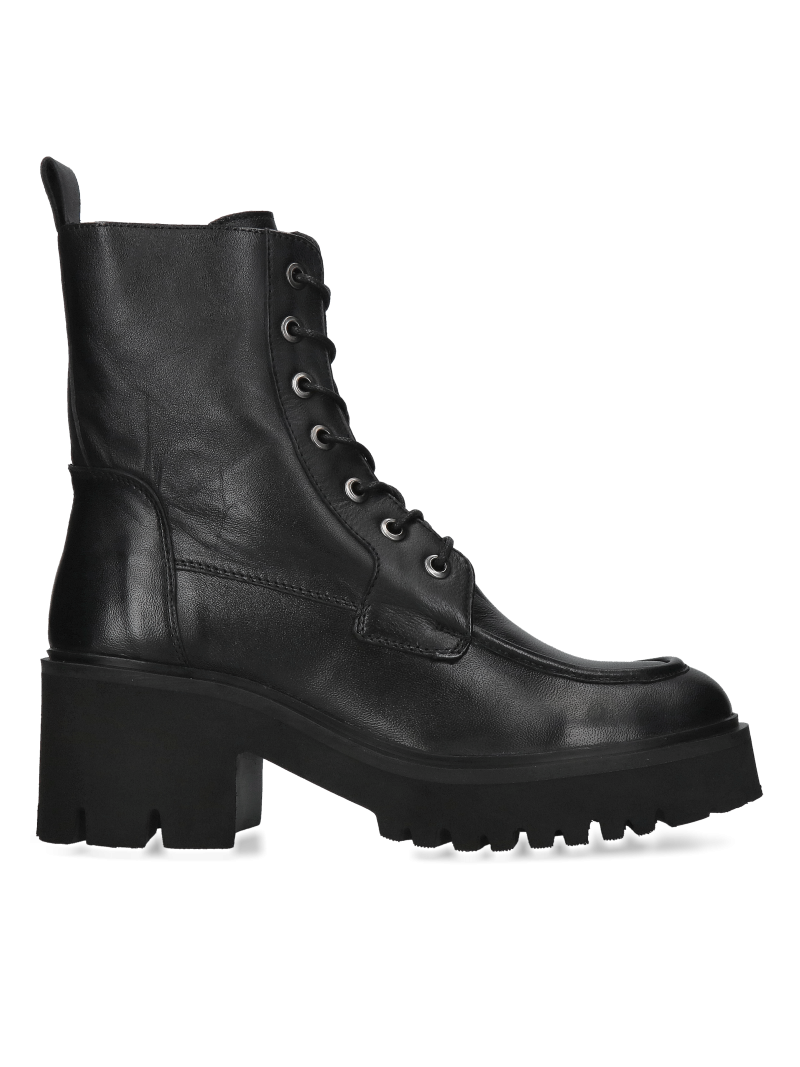 Women's insulated boots black from grain leather, on a thick sole, Konopka Shoes