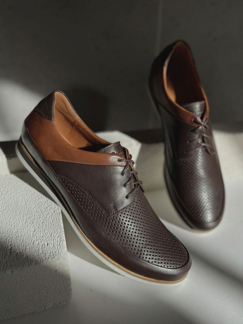 Men's half-shoes for a wider foot, a greater tenacity, comfortable and convenient