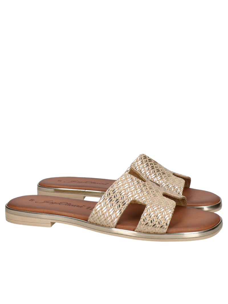 Comfortable gold flip-flops in natural leather, a hit this summer Comfortable gold flip-flops in natural leather, a hit this summer