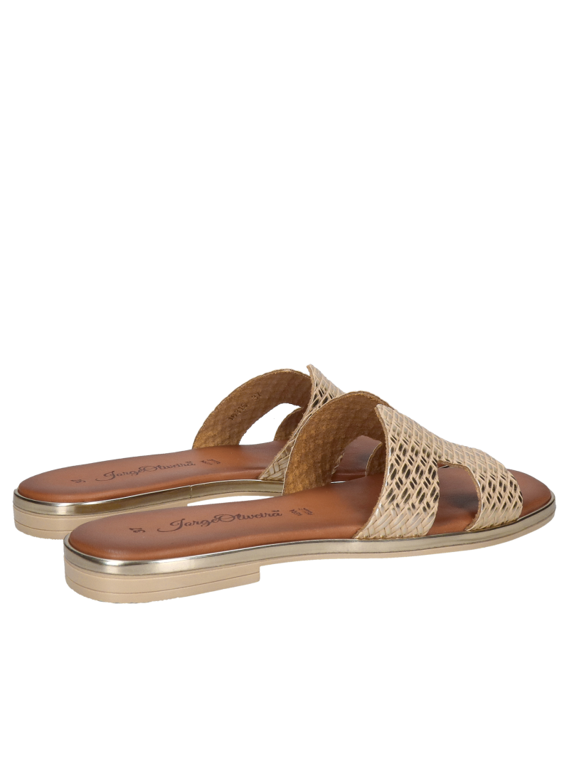 Comfortable gold flip-flops in natural leather, a hit this summer Comfortable gold flip-flops in natural leather, a hit this summer