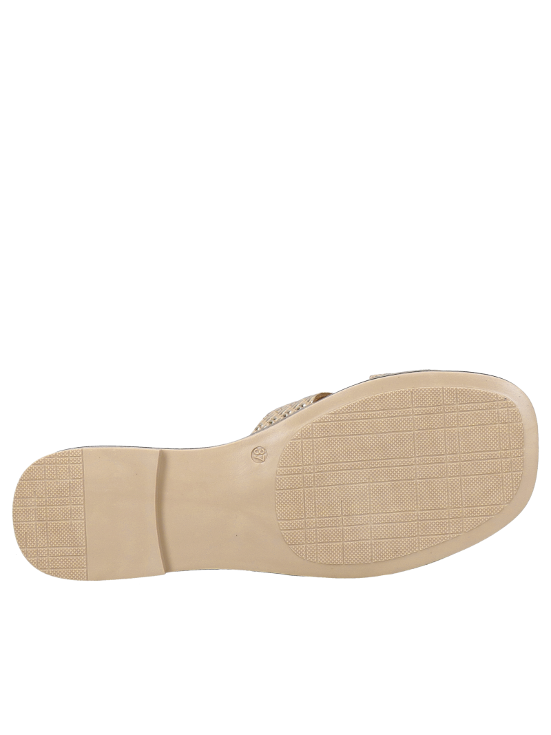 Comfortable gold flip-flops in natural leather, a hit this summer Comfortable gold flip-flops in natural leather, a hit this summer