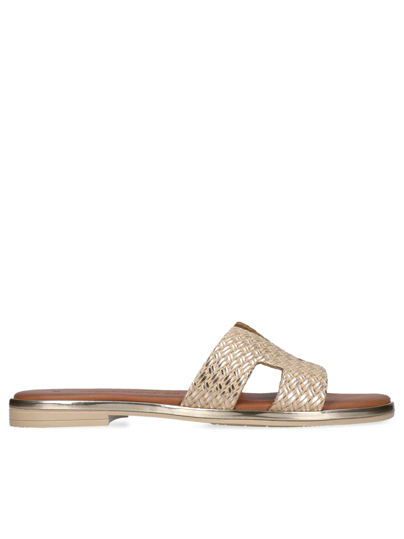 Comfortable gold flip-flops in natural leather, a hit this summer Comfortable gold flip-flops in natural leather, a hit this summer