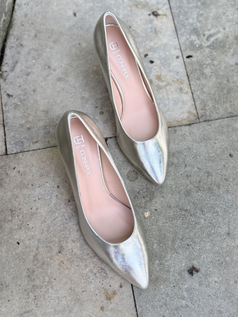 Women's pumps, gold low-heeled stilettos Conhpol Bis