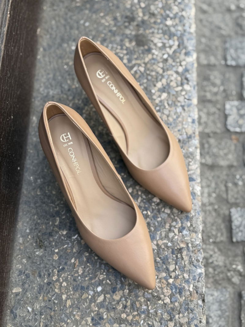 Low heels, comfortable women's pumps in nude color Conhpol Bis