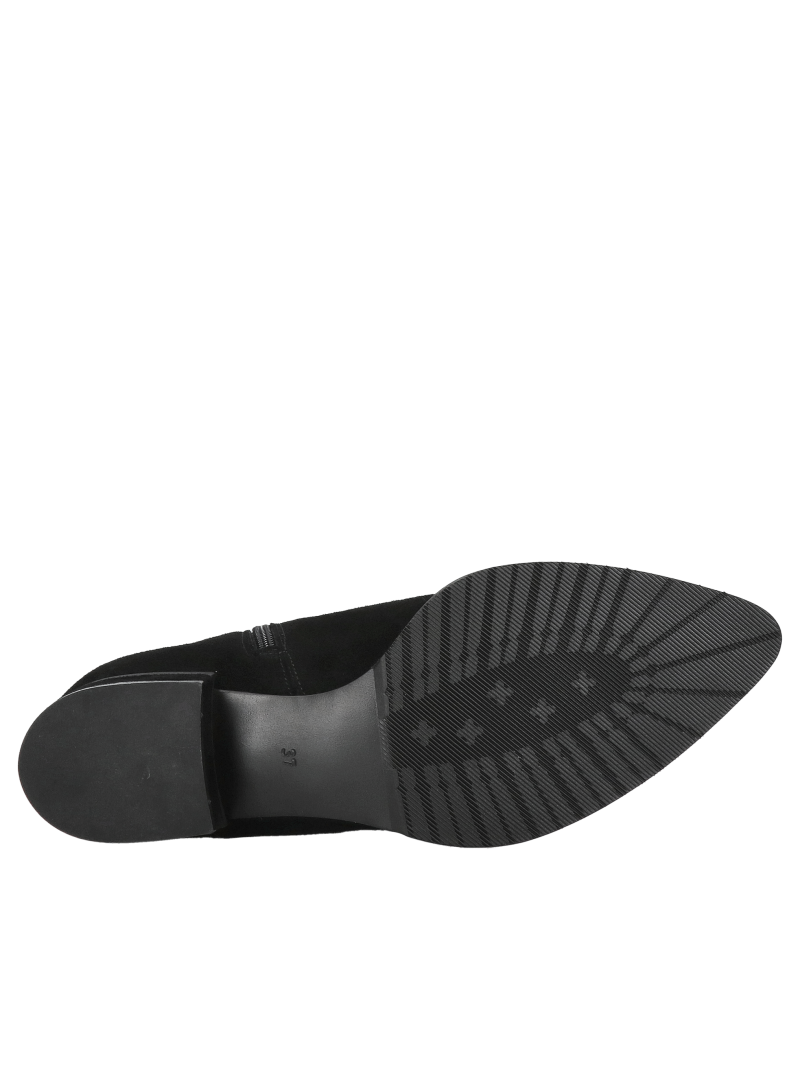 Suede boots with pointed toes, soft leather and high quality