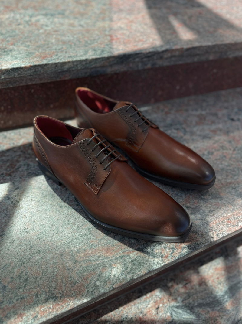 Hand-painted brown men's shoes, brown shoes for a suit, slim shape with delicate decorations