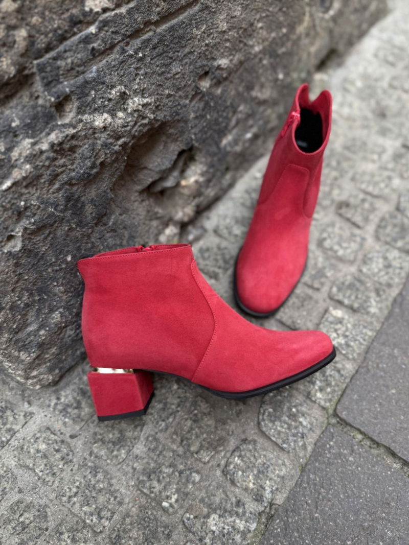 The juicy red of women's low-heeled suede boots