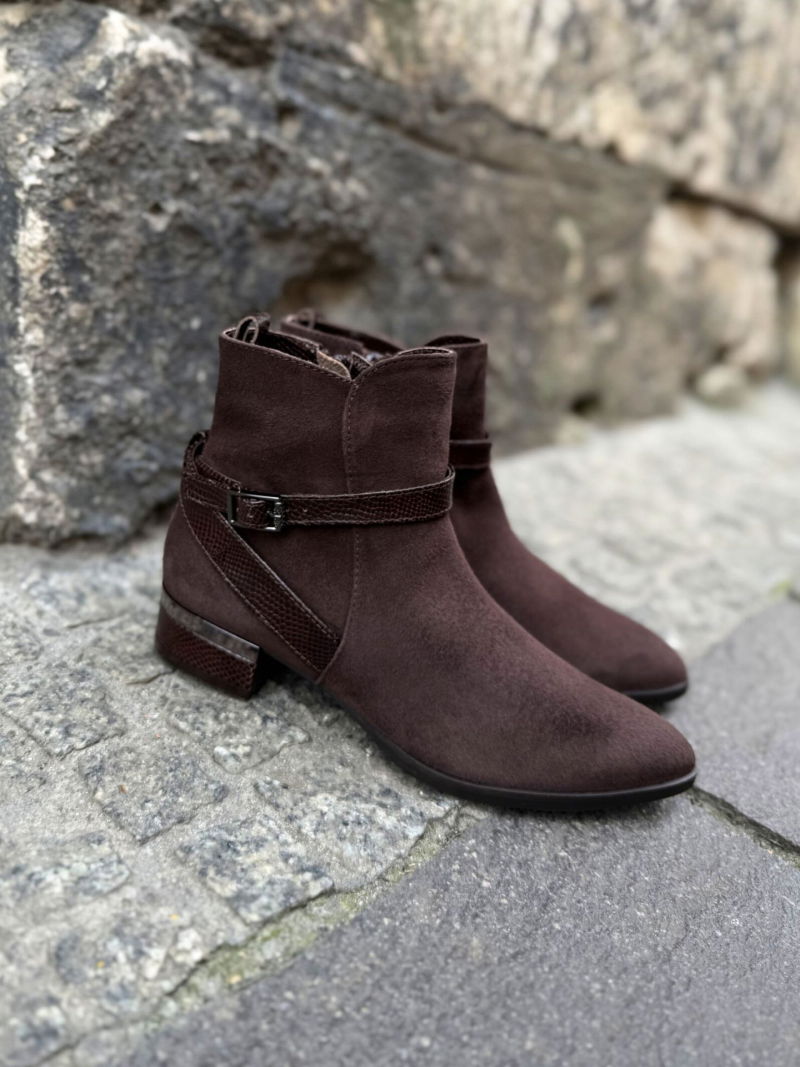 Fashionable suede pointed-toe ankle boots, insulated, from a Polish manufacturer