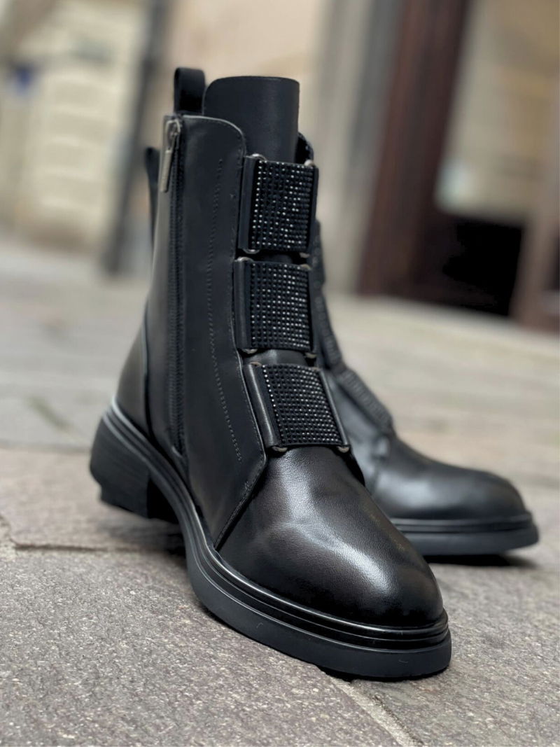 Comfortable women's leather boots, decorative elastic instead of laces, women's winter boots