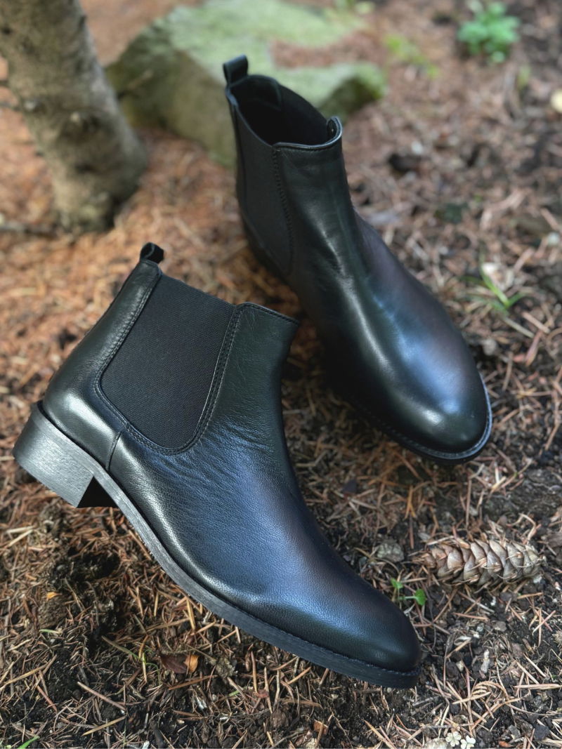 Women's black Chelsea boots, classic slip-on boots with elastic panels