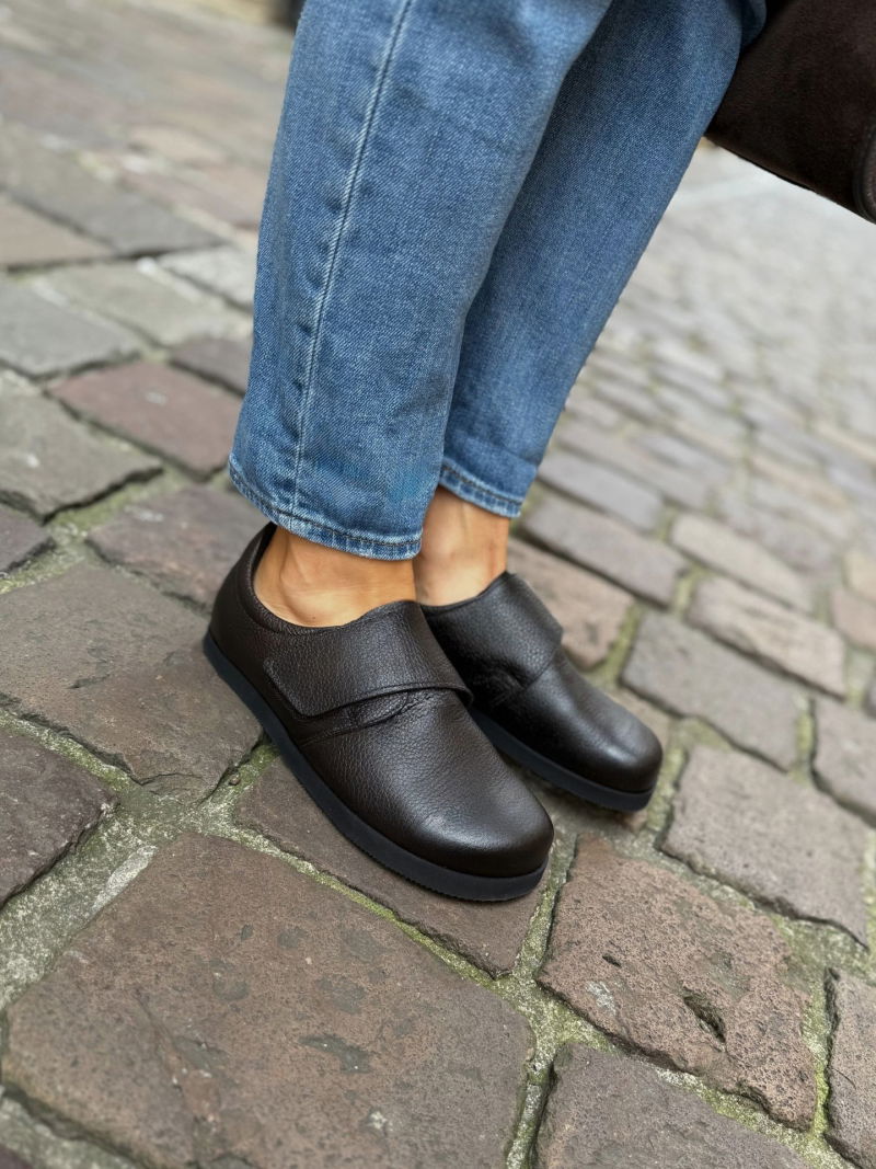 Brown women's barefoot shoes, comfortable and lightweight, made of natural leather, Polish barefoot manufacturer