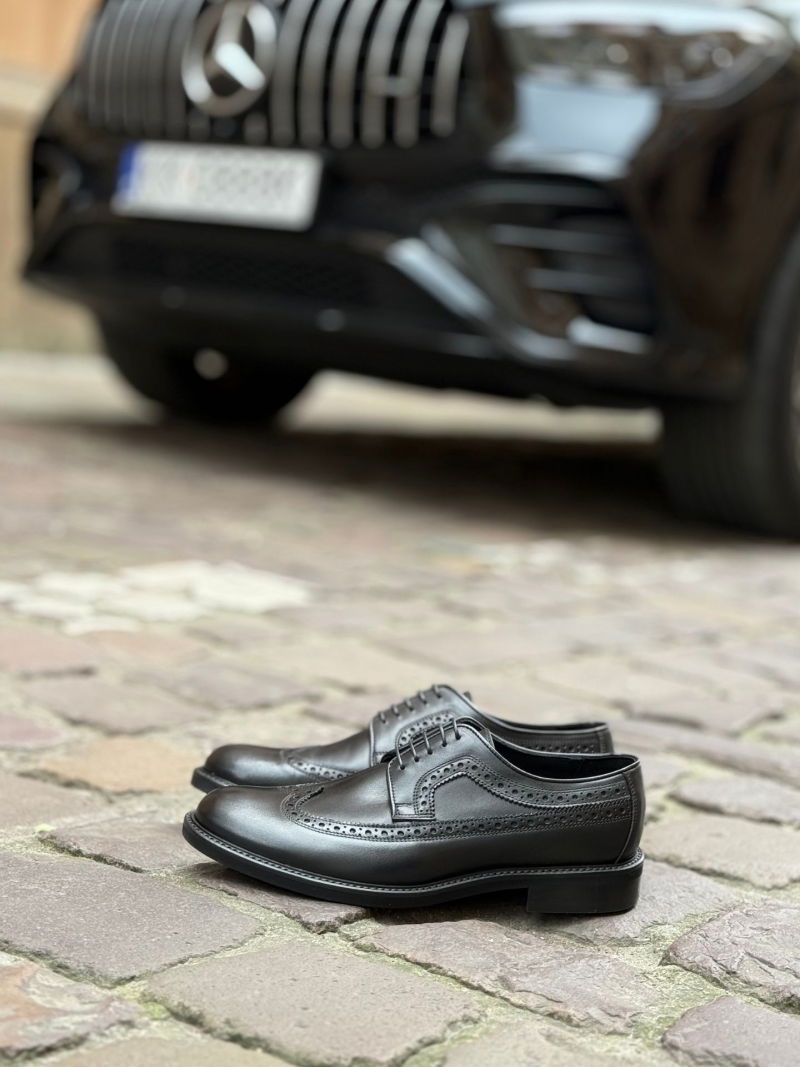 Black leather men's brogues, men's casual shoes with a comfortable, soft insole