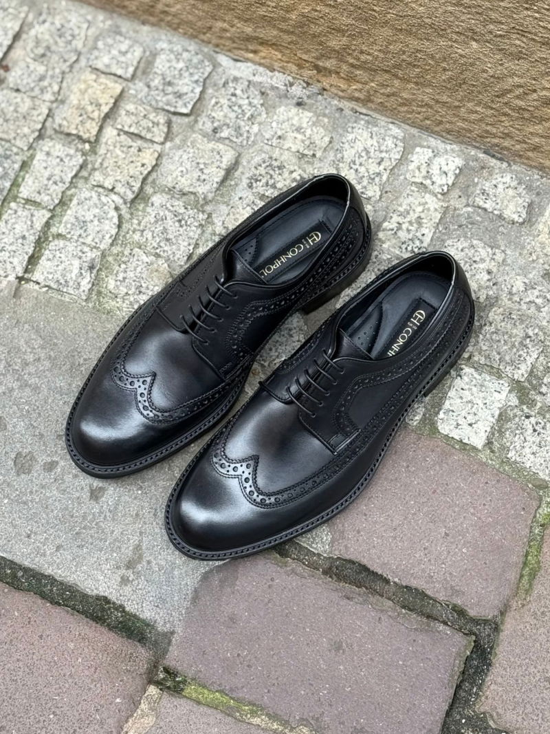 Black leather men's brogues, men's casual shoes with a comfortable, soft insole