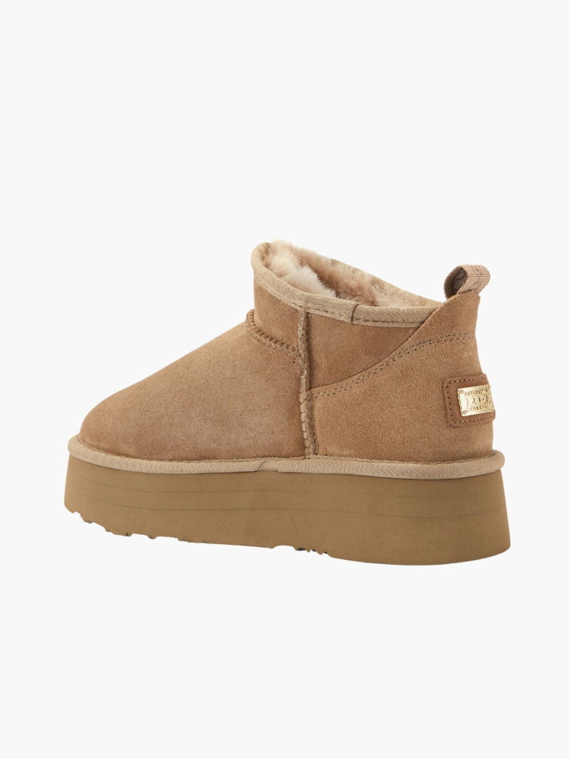 Comfortable shoes with a very short cut. Lightweight platform sole. Suede finish. Perfect everyday comfort for your feet