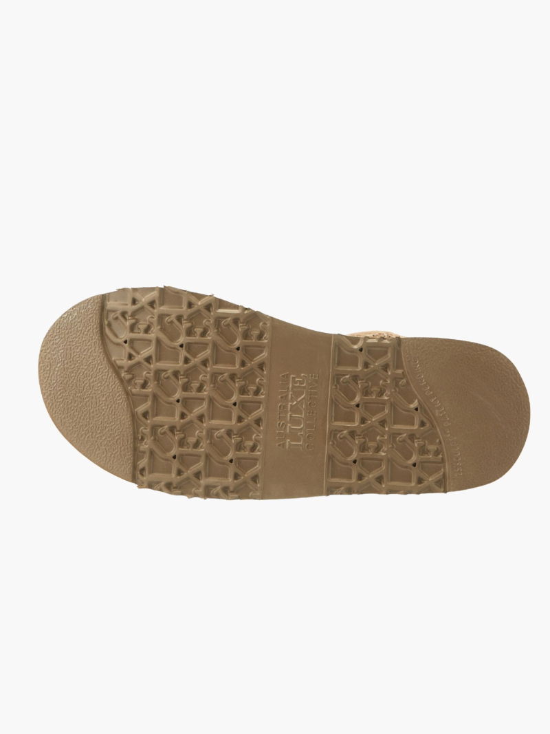 Comfortable shoes with a very short cut. Lightweight platform sole. Suede finish. Perfect everyday comfort for your feet