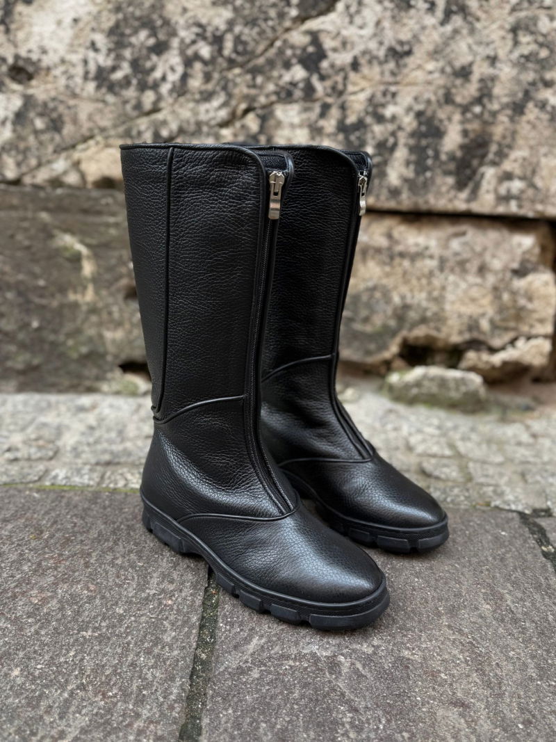 Women's boots, heavily insulated with thick soles, high boots with a front zipper