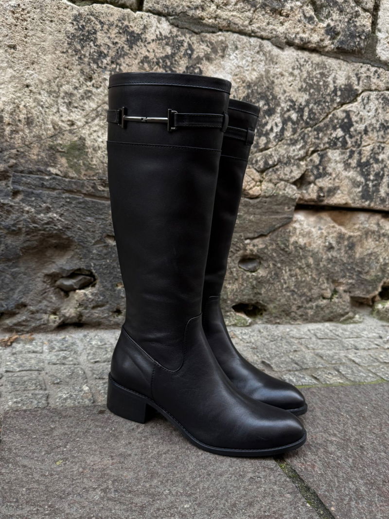 Black leather officer boots, comfortable for everyday wear, from a Polish manufacturer