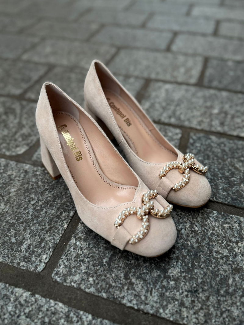 Pumps with a comfortable wide heel made of beige suede, complemented by a beautiful decoration on the front, elegant pumps