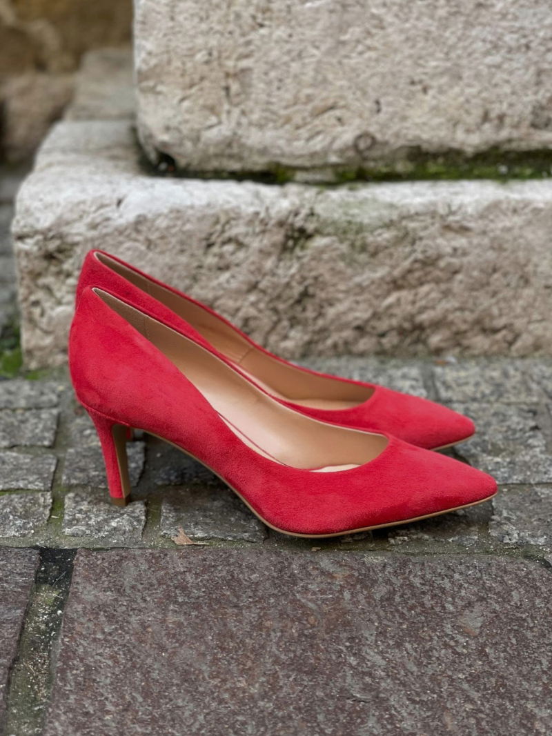 Comfortable suede pumps, red 7 cm stiletto heels in suede with a low heel to go with a dress