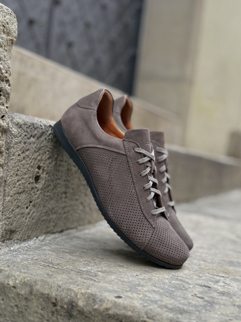 Lightweight men's everyday shoes, perforated leather men's shoes