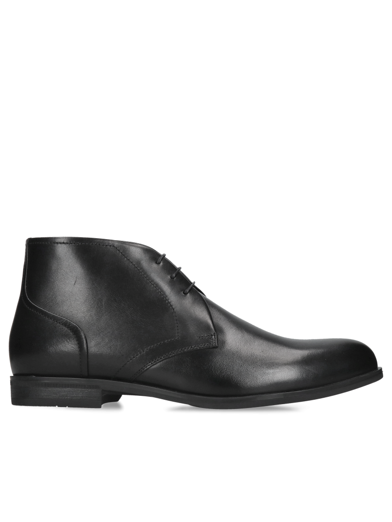 Black winter boots with a wider fit, lined with natural lambskin