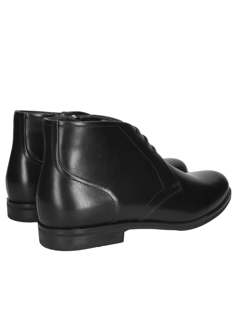 Black winter boots with a wider fit, lined with natural lambskin
