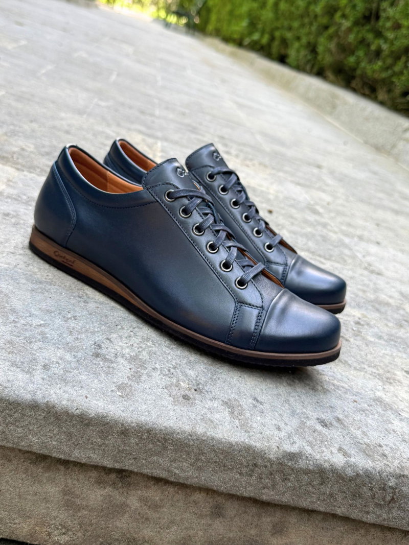 Navy blue semi-formal men's shoes with a low wedge heel from a Polish manufacturer