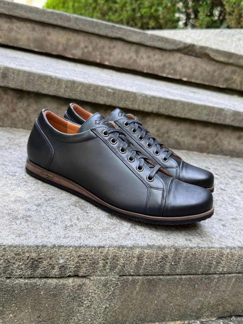 Black semi-formal leather shoes with a lightweight sole; lightweight and comfortable men's shoes