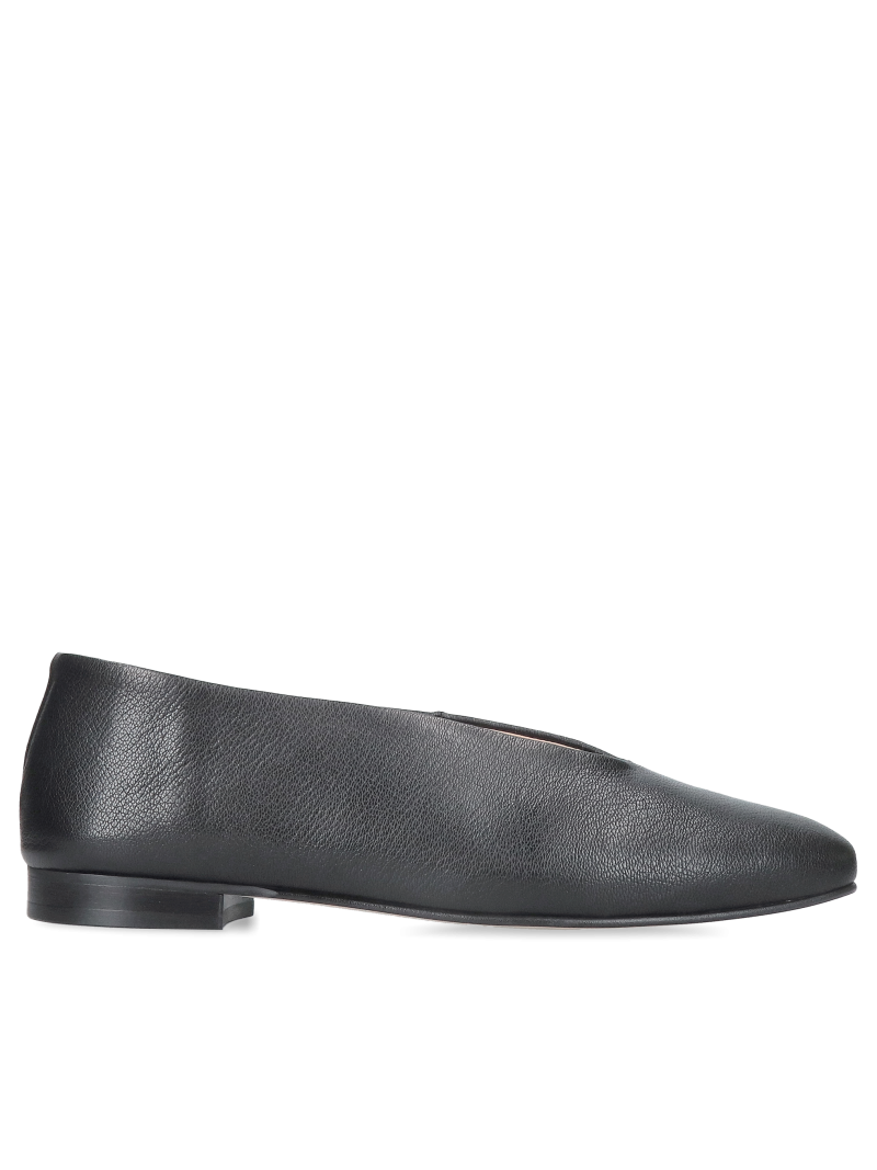 Minimalist black women's ballet flats made of full-grain leather—comfortable and stylish, from the Polish brand Tatka