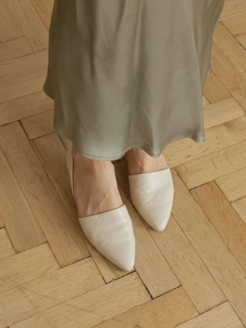 Cream-colored low-heeled pumps for dresses, fashionable and elegant pointed-toe pumps
