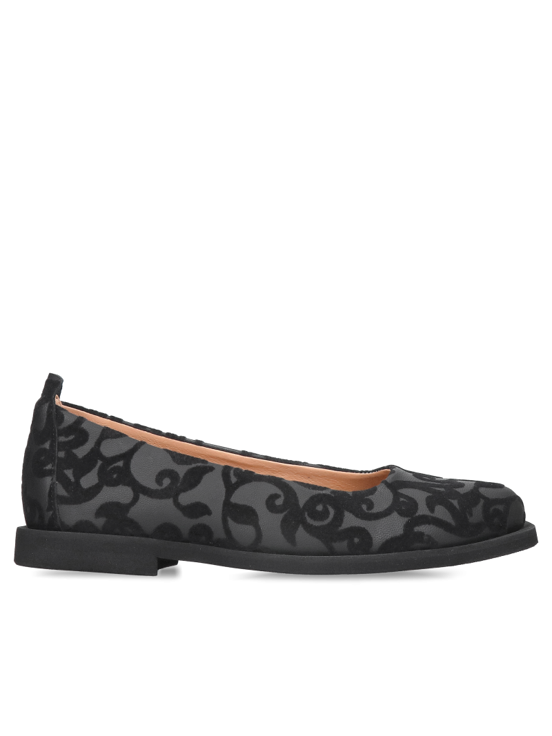 Comfortable black full-grain leather ballet flats with a decorative motif; lightweight and soft ballet flats