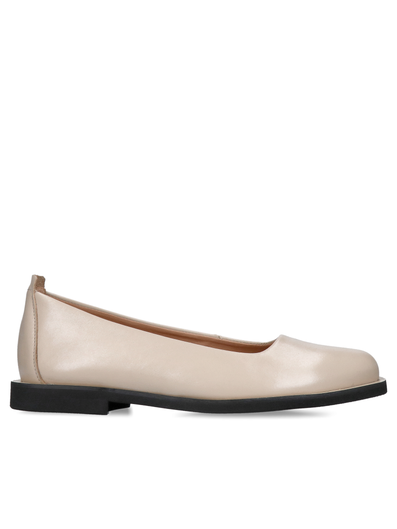 Lightweight, minimalist beige ballerina flats made of full-grain leather from the Polish manufacturer Tatka