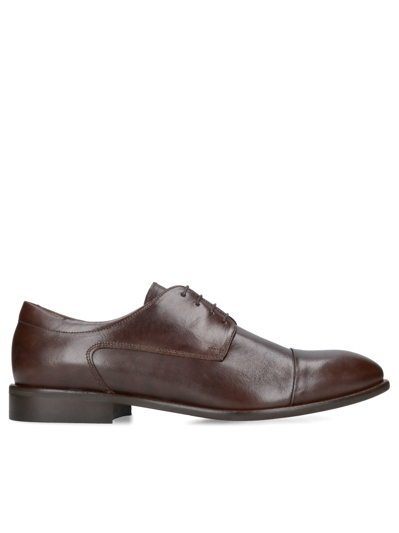 Elegant suit shoes with stitching in a beautiful shade of brown and a slightly protruding, elegant heel at the base