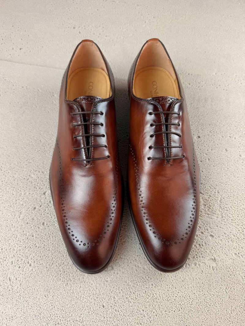 Elegant brown men’s loafers with subtle detailing on the upper