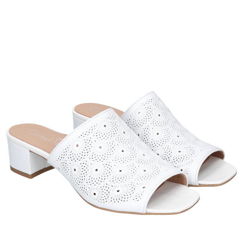 Białe, eleganckie, skórzane klapki damskie z ażurowaną cholewką, Conhpol Relax, Konopka Shoes
