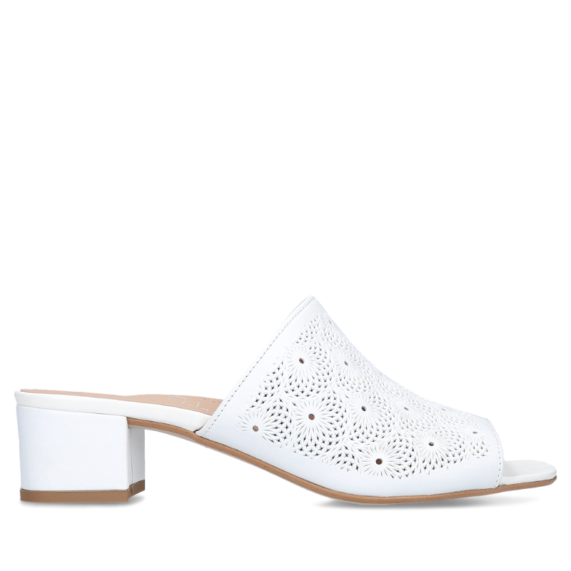 Białe, eleganckie, skórzane klapki damskie z ażurowaną cholewką, Conhpol Relax, Konopka Shoes