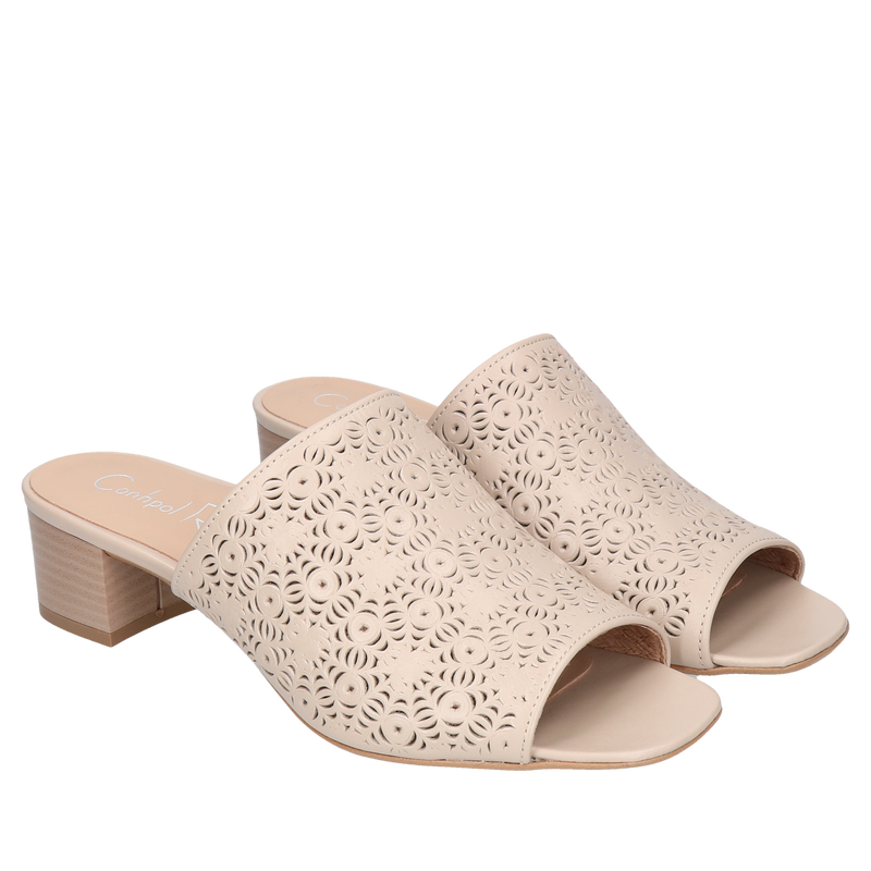 Beżowe, eleganckie klapki damskie ze skóry naturalnej na niskim obcasie, Conhpol Relax, Konopka Shoes Beżowe, eleganckie klapki damskie ze skóry naturalnej na niskim obcasie, Conhpol Relax, Konopka Shoes