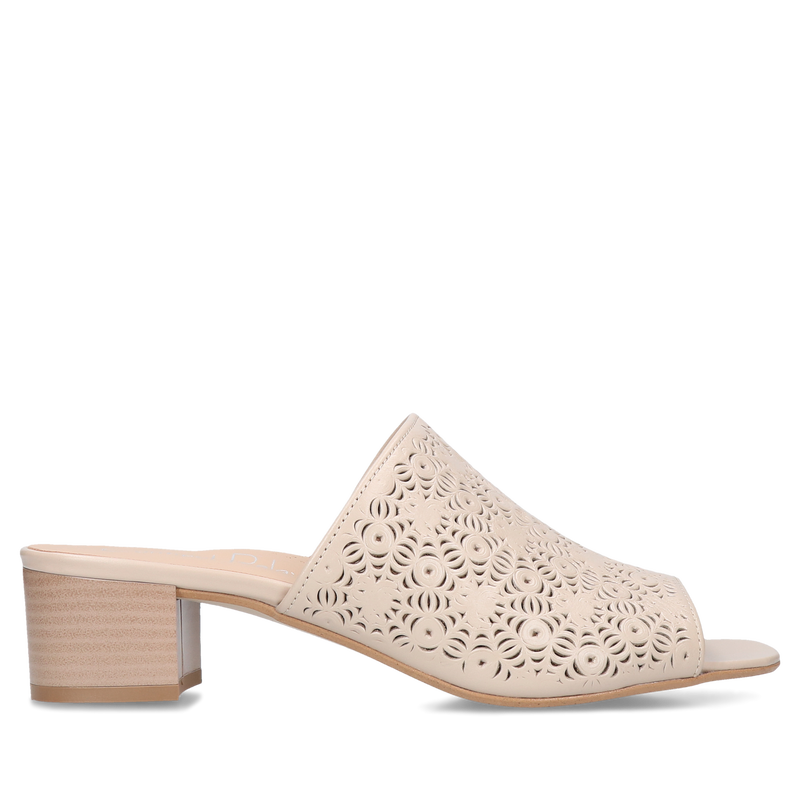 Beżowe, eleganckie klapki damskie ze skóry naturalnej na niskim obcasie, Conhpol Relax, Konopka Shoes Beżowe, eleganckie klapki damskie ze skóry naturalnej na niskim obcasie, Conhpol Relax, Konopka Shoes