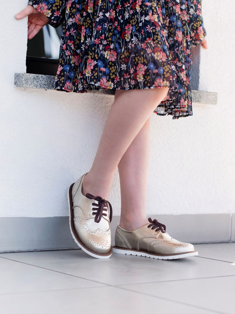 Złote półbuty dziewczęce Brogsy, Bambini Manufaktura, Buty dla dziewczynek, BM0292-01, Konopka Shoes Złote półbuty dziewczęce Brogsy, Bambini Manufaktura, Buty dla dziewczynek, BM0292-01, Konopka Shoes