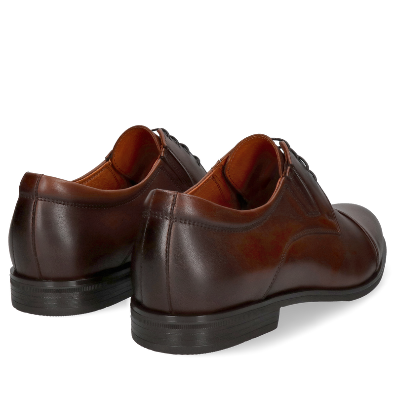 Szukasz butów na szeroką stopę? Sprawdź nasze brązowe półbuty!