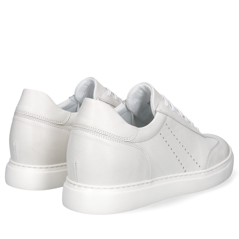 Eleganckie białe adidasy, podwyższenie wzrostu bez kompromisów