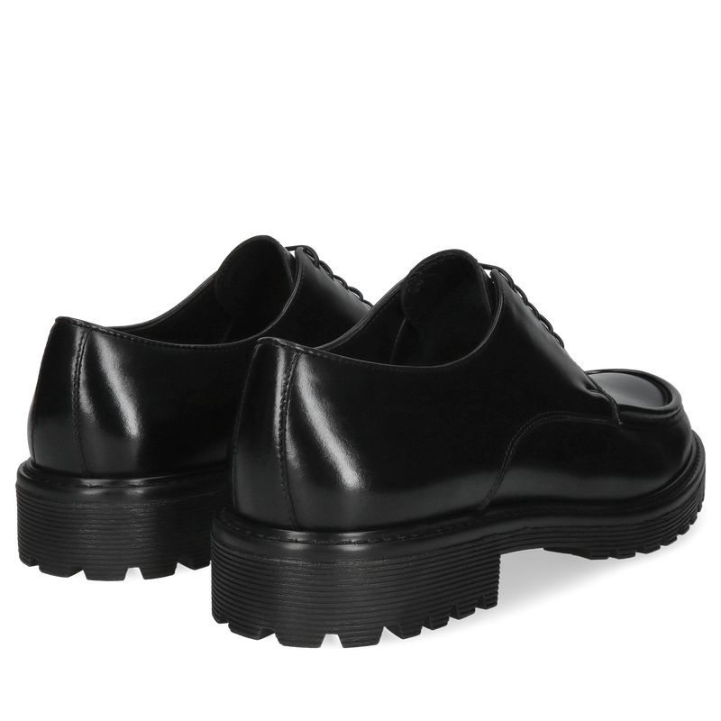 Czarne półbuty męskie z grubą podeszwą do codziennych stylizacji