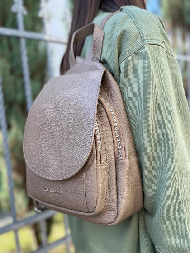 Beżowy plecak damski skóra, elegancki klasyczny pojemny do pracy Konopka Shoes