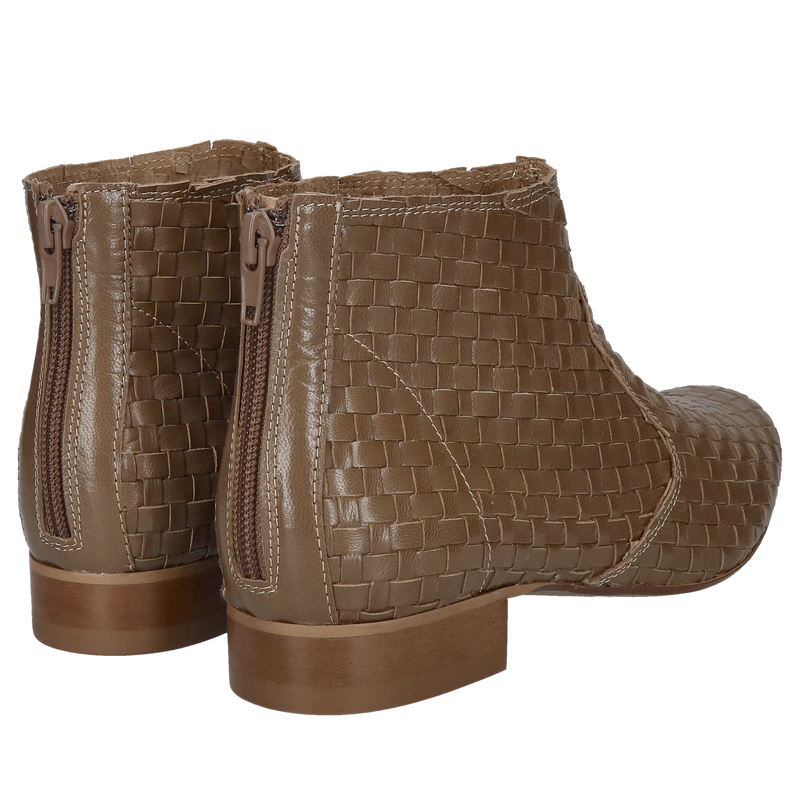 Pleciona elegancja, sztyblety damskie ze skóry, które wyróżniają się z tłumu