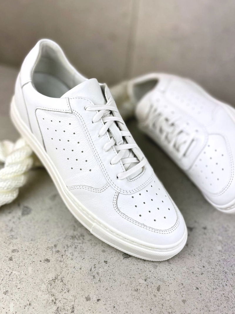 Lekkie białe sneakersy, niewidoczne podwyższenie, idealne na co dzień