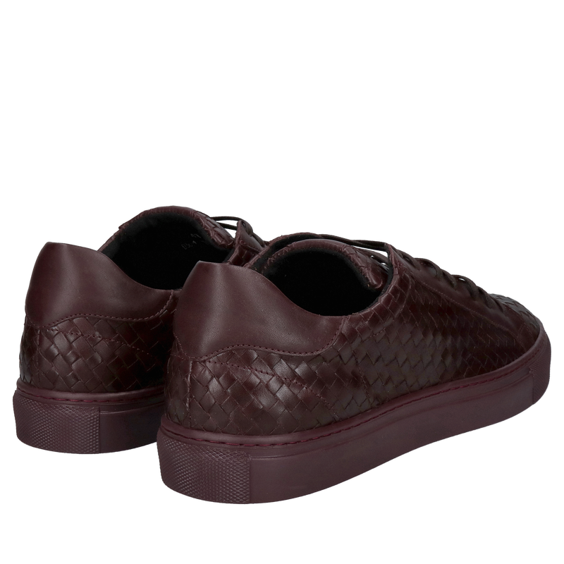 Sznurowane casualowe półbuty ze skóry ręcznie plecionej na bordowej podeszwie