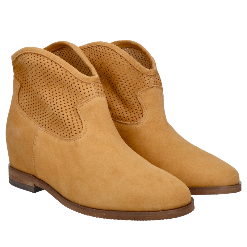 Lekkie ażurowane butki z wewnętrznym klinem, idealne do sukienek boho