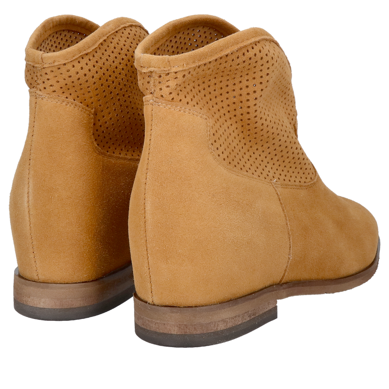 Lekkie ażurowane butki z wewnętrznym klinem, idealne do sukienek boho