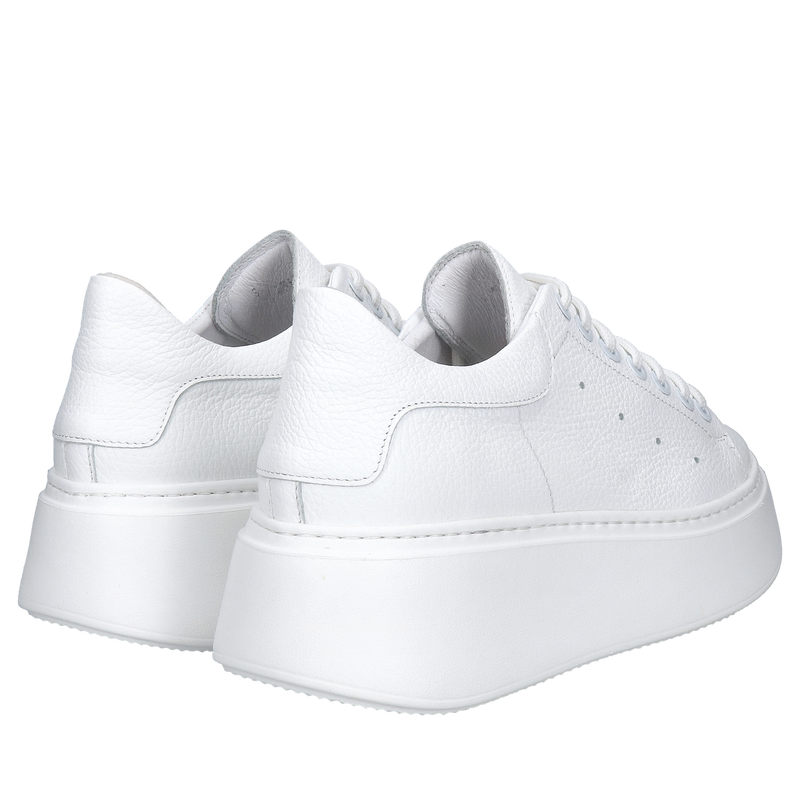 Białe skórzane sneakersy na grubej podeszwie, polska produkcja wysoka jakość, Konopka Shoes